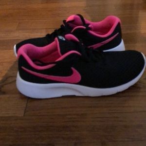 Sz:6Y Nike Tanjun Running Shoe.